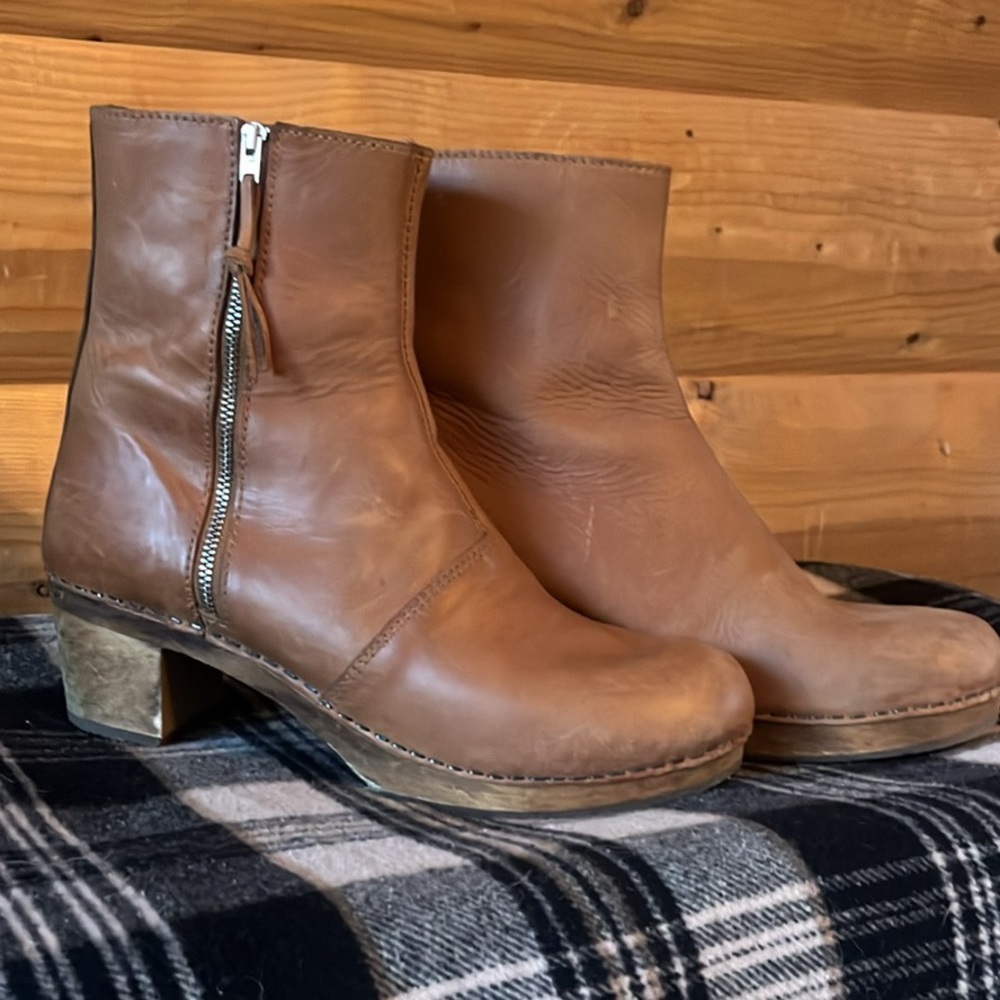 Women’s Lotta's Clog Boots.